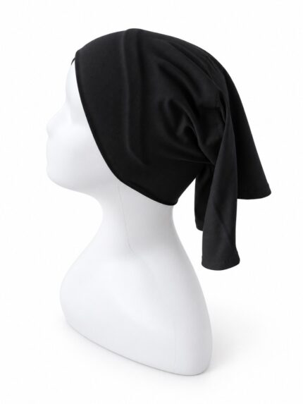 Sous-hijab tube en lycra noir – détails des plis et du tissu à l’arrière