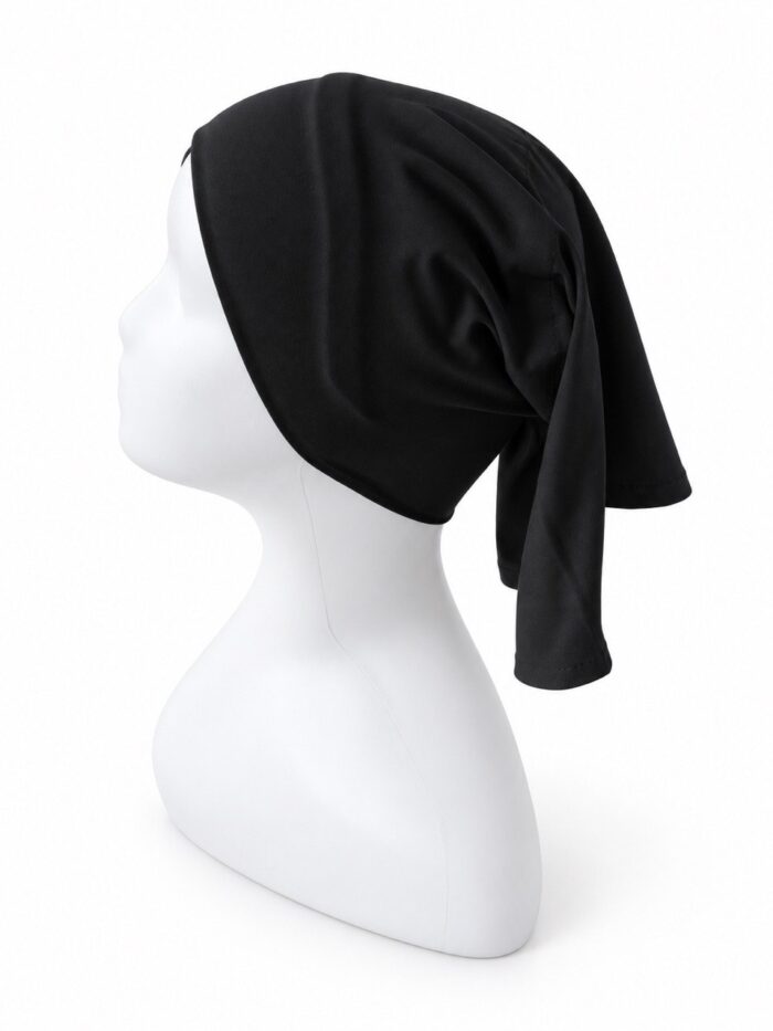 Sous-hijab tube en lycra noir – détails des plis et du tissu à l’arrière