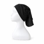 Sous-hijab tube en lycra noir sur mannequin – vue de profil