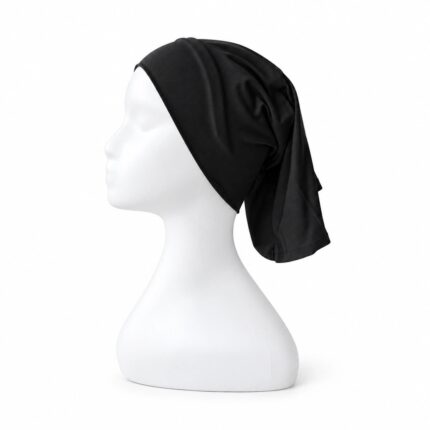 Sous-hijab tube en lycra noir sur mannequin – vue de profil