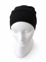 Sous-hijab tube en lycra noir sur mannequin – vue de face légèrement plongeante