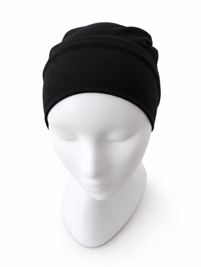 Sous-hijab tube en lycra noir sur mannequin – vue de face légèrement plongeante