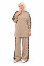 Ensemble 2 pièces en coton beige avec bandes à motif léopard, porté par une mannequin voilée – vue de face