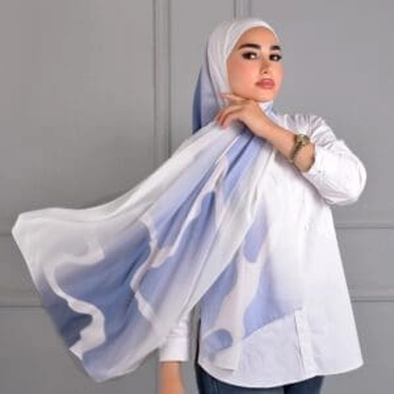 Hijab imprimé en crêpe Belle et Voilée by Nisreen, aux motifs ondulés inspirés de l’océan, alliant élégance, finesse et qualité exceptionnelle. Fabrication syrienne. Dimensions : 65 x 180 cm