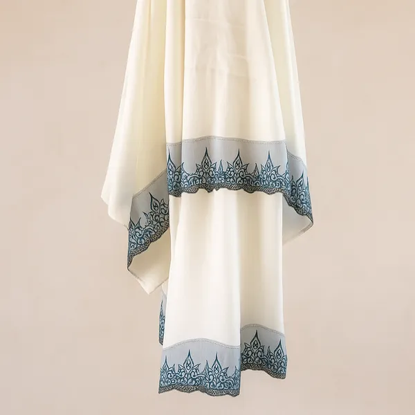 Tenue de prière femme blanche avec motifs bleus élégants – Belle et Voilée
