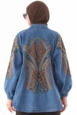 Cardigan long en jean bleu brodé – Reflet d'Azur – Image 2