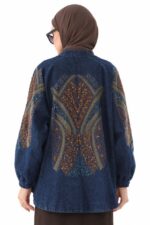 Cardigan long en jean bleu marine brodé – Reflet de Nuit – Image 2