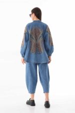 Cardigan long en denim bleu brodé Reflet d'Azur porté