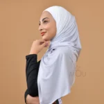 Hijab pratique effet lacoste ombré blanc cassé et gris clair porté