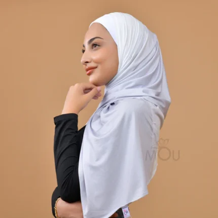 Hijab pratique effet lacoste ombré blanc cassé et gris clair porté