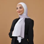 Hijab pratique effet lacoste ombré blanc cassé et mauve clair porté
