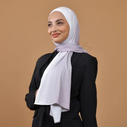 Hijab pratique effet lacoste ombré blanc cassé et mauve clair porté