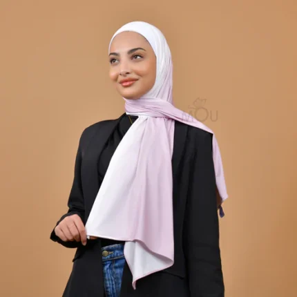 Hijab pratique effet lacoste ombré blanc cassé et rose clair porté