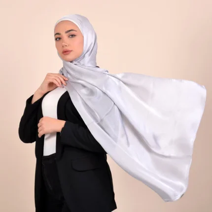 Hijab argenté en satin uni fluide et lumineux