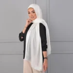 حجاب ساتان سادة بلون الأوف وايت، انسيابي ومضيء