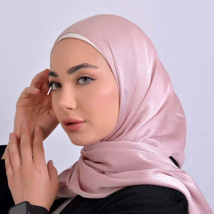 ⁦Hijab rose clair en satin uni – Fluide et Lumineux (sélection MouStyles)⁩ - الصورة ⁦2⁩
