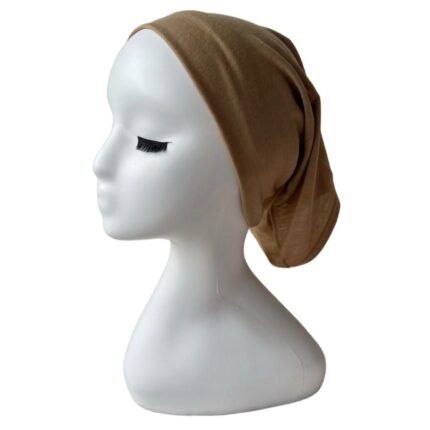 Sous-hijab tube large en coton beige foncé porté sur mannequin