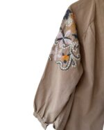 Cardigan long brodé floral – Beige foncé | Collection Fleurs – Image 5