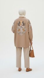 Cardigan long brodé floral – Beige foncé | Collection Fleurs