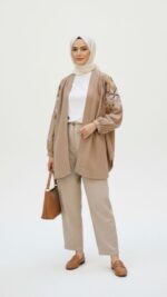 Cardigan long brodé floral – Beige foncé | Collection Fleurs – Image 2
