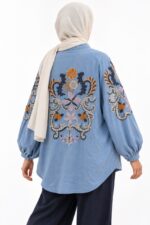 Cardigan long bleu clair brodé – Fleurs – Image 3