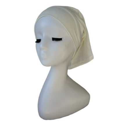 Sous-hijab tube large en coton crème porté sur mannequin
