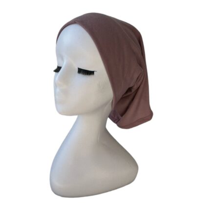 Sous-hijab tube large en coton rose porté sur mannequin