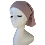 Sous-hijab tube large en coton nude rosé porté sur mannequin