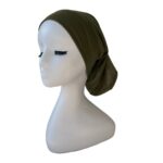 Sous-hijab tube large en coton vert kaki porté sur mannequin