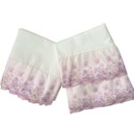 tenue de prière femme opaque blanc cassé avec dentelle rose et violet - modèle syrien