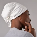 Bonnet fermé blanc ajustable sous hijab avec liens arrière