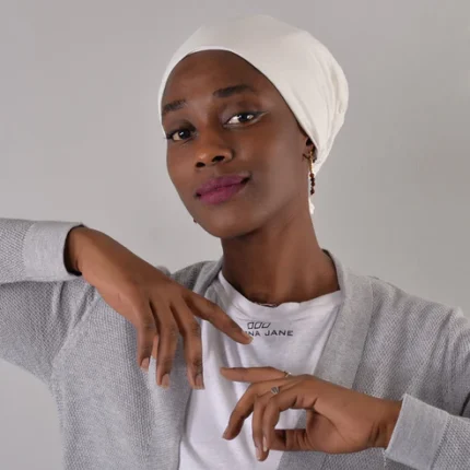 Bonnet fermé blanc ajustable sous hijab avec liens arrière de face