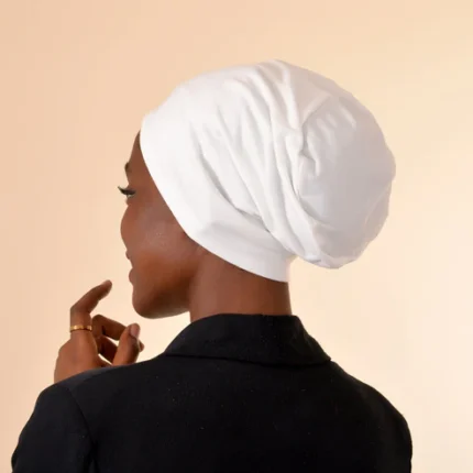 Bonnet fermé blanc cassé sous hijab – vue profil