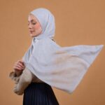 Hijab Pratique effet Cachemire – Gris perle (sélection MouStyles) – Image 2
