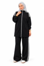 Ensemble 2 pièces sportswear noir à bandes argentées, porté par une mannequin voilée – vue de face