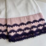 Tenue de prière femme opaque avec dentelle violette foncée  – Élégance syrienne – Image 3