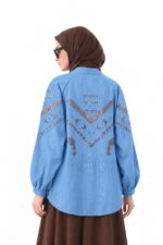 Cardigan long en jean bleu clair brodé – Mosaïque Azur – Image 2
