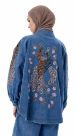 Cardigan long en jean bleu brodé – Danse des Paons – Image 3