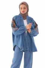 Cardigan long en jean bleu brodé – Danse des Paons – Image 2