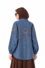 Dos du cardigan long en denim bleu brodé