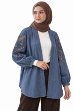 Cardigan long en denim bleu brodé porté de face