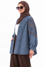 Détails des broderies géométriques du cardigan denim bleu