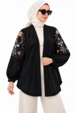 Vue de face du cardigan long noir à broderies florales sur les manches