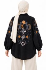 Vue de dos du cardigan long noir à broderies florales