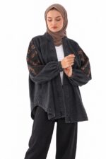 Cardigan long en denim noir délavé brodé vu de face