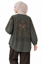 Cardigan long en denim vert olive brodé de motifs