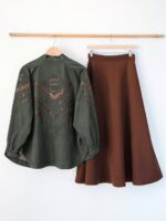 Cardigan long en jean vert olive brodé – Mosaïque Jade – Image 4