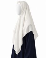 Hijab carré blanc cassé syrien sur mannequin, vue de profil montrant le drapé sur les épaules