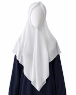 Hijab carré blanc syrien porté sur mannequin, vue de face avec longues pointes sur la poitrine