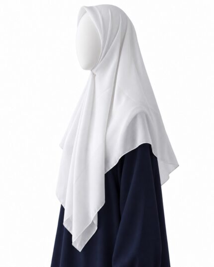 Hijab carré blanc syrien porté sur mannequin, vue de profil montrant le drapé sur les épaules